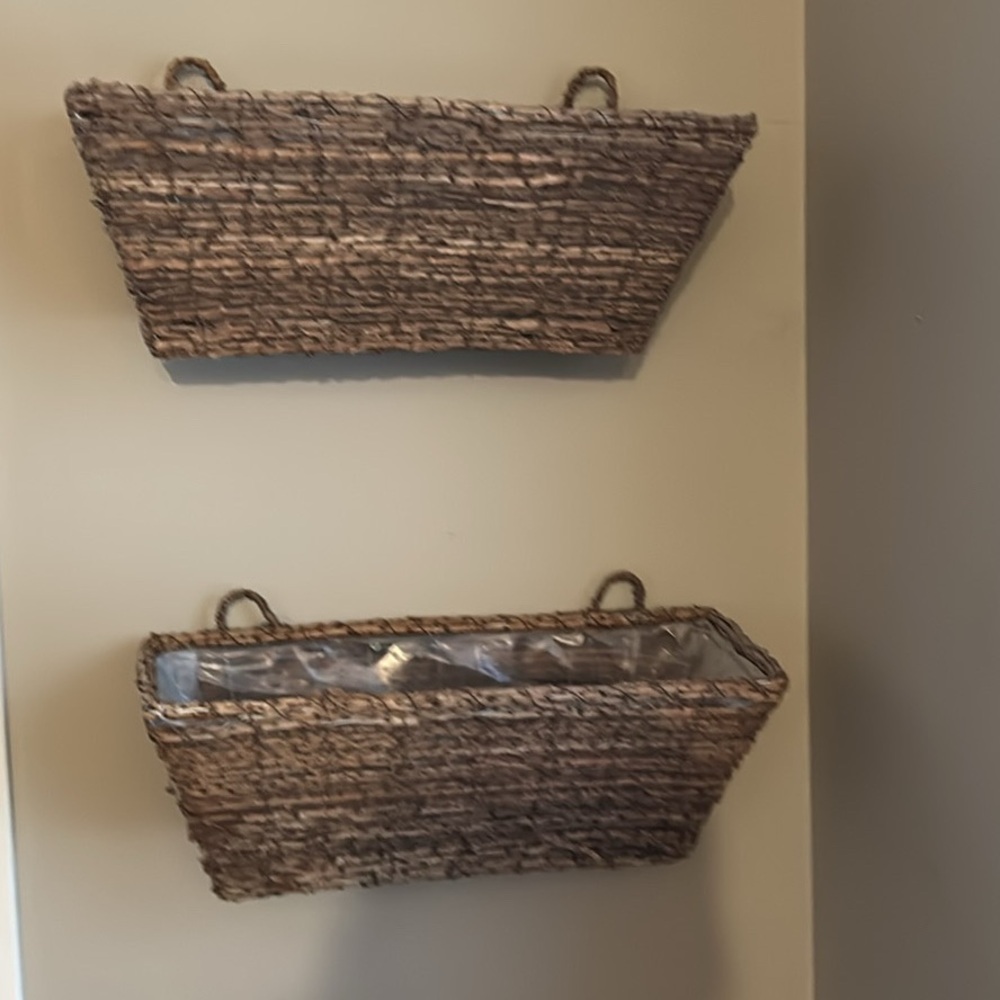 Lot of 2 baskets